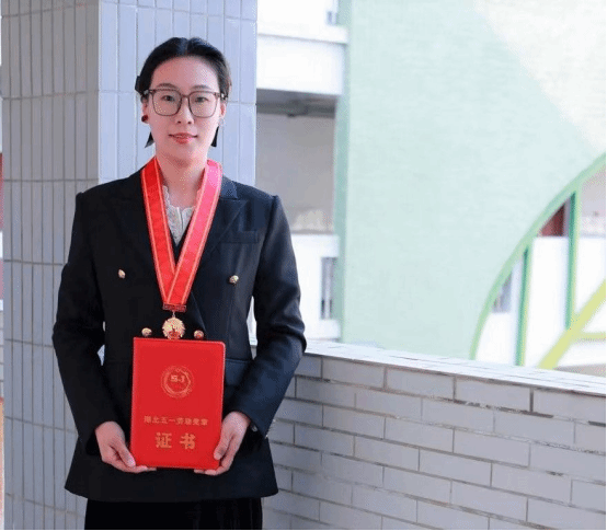 匠心育人绽芳华——记都萃颖老师荣获湖北省“五一劳动奖章”
